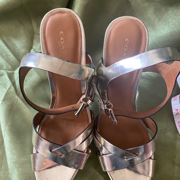 Metallic gold coach heels - Picture 3 of 5